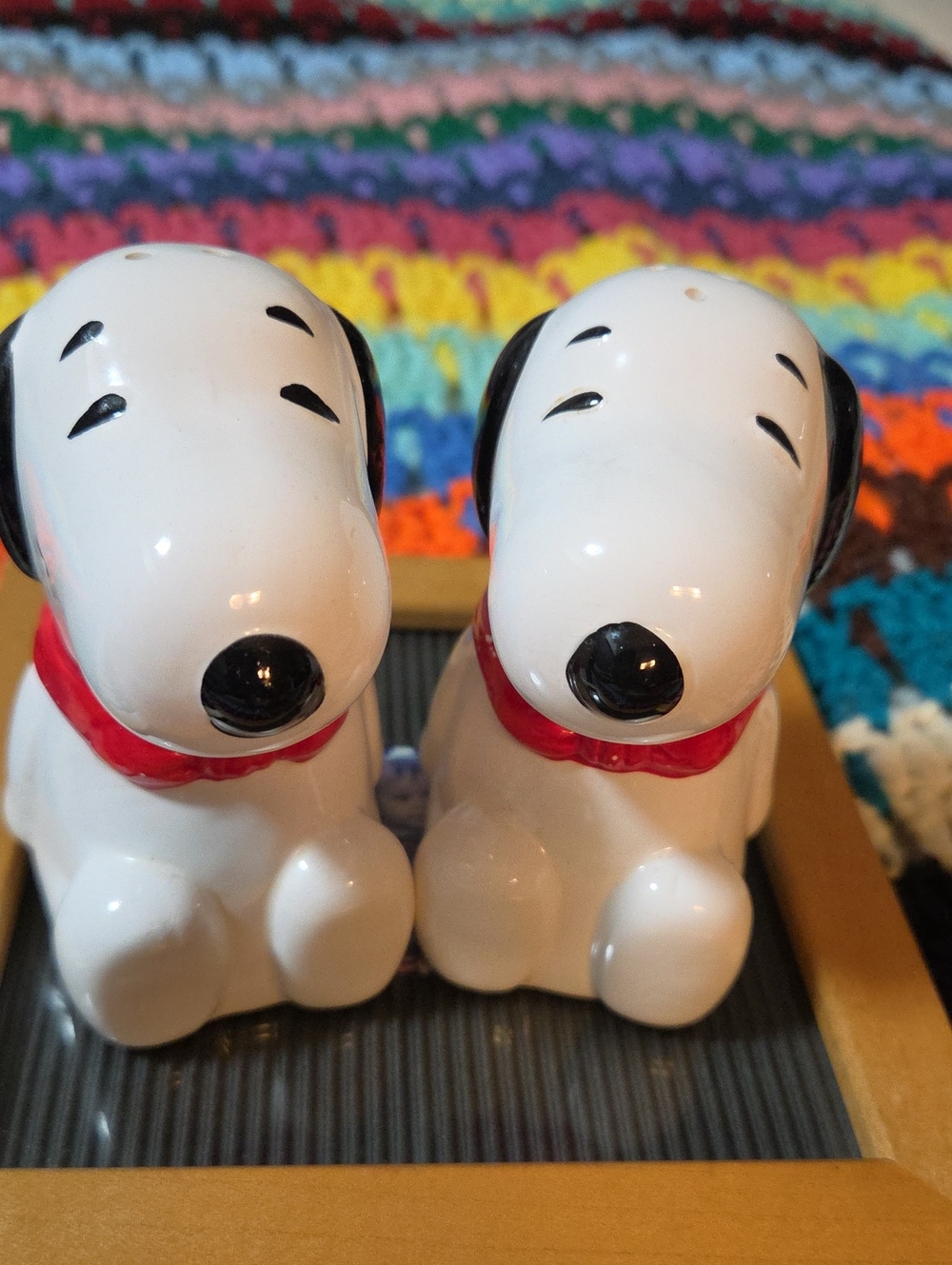 Vintage 1993 Benjamin & Medwin Peanuts Snoopy Salt & Pepper Shaker Set.